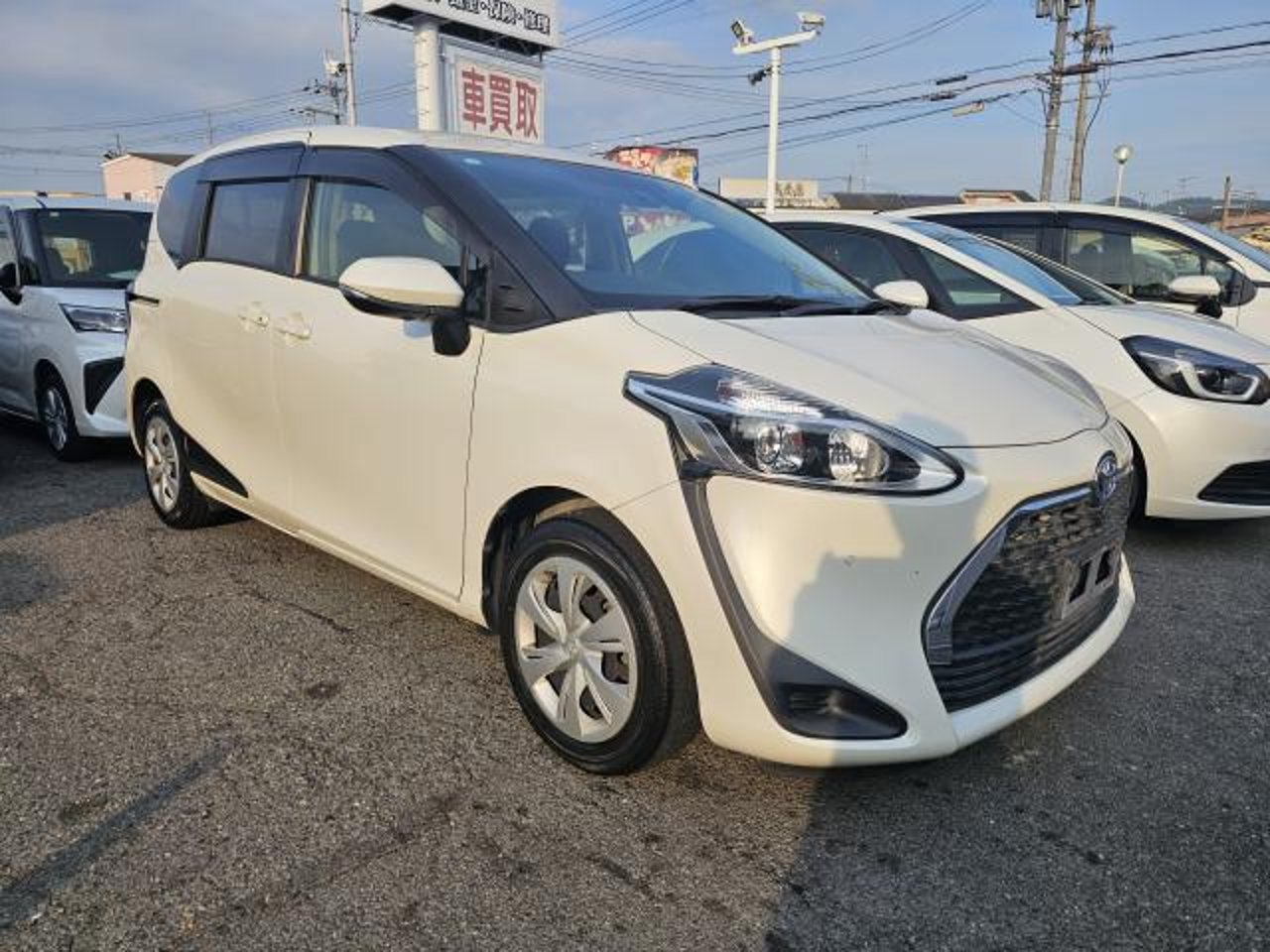 2021 Toyota Sienta, photo 1 of 1
