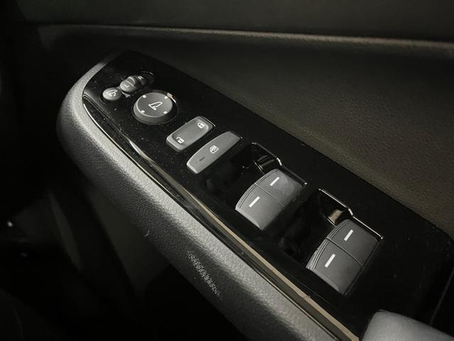 0402845A30260923W00118.jpg