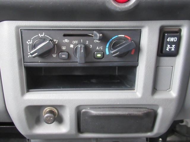 0910235A30261019W00607.jpg