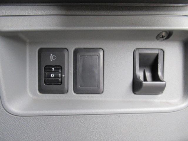 0910235A30261019W00611.jpg