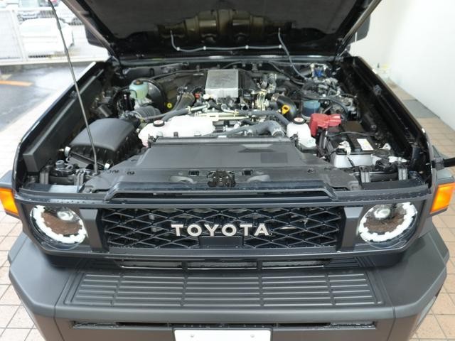 0561237A30260923W00212.jpg