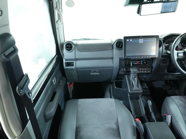 0561237A30260923W00215.jpg