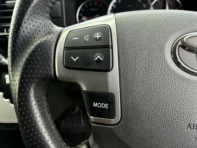 0404372A30260905W00215.jpg