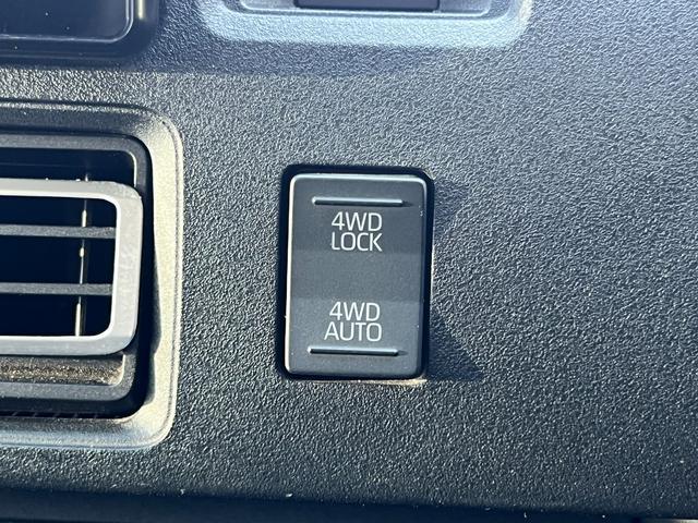 0500338A30260515W00117.jpg