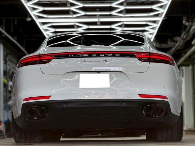0208395A30260705W00116.jpg