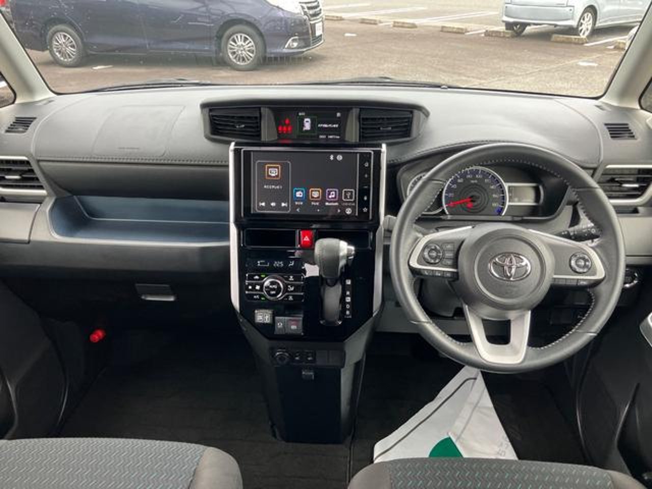 2021 Toyota Roomy, photo 2 of 2