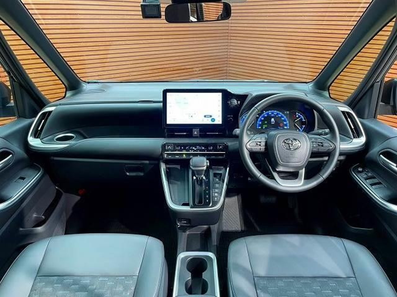 2026 Toyota Voxy, photo 2 of 3