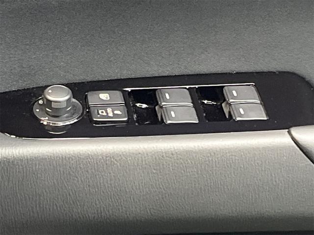 0404241A30260620W00115.jpg