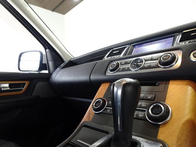 0551070A30261013W00119.jpg