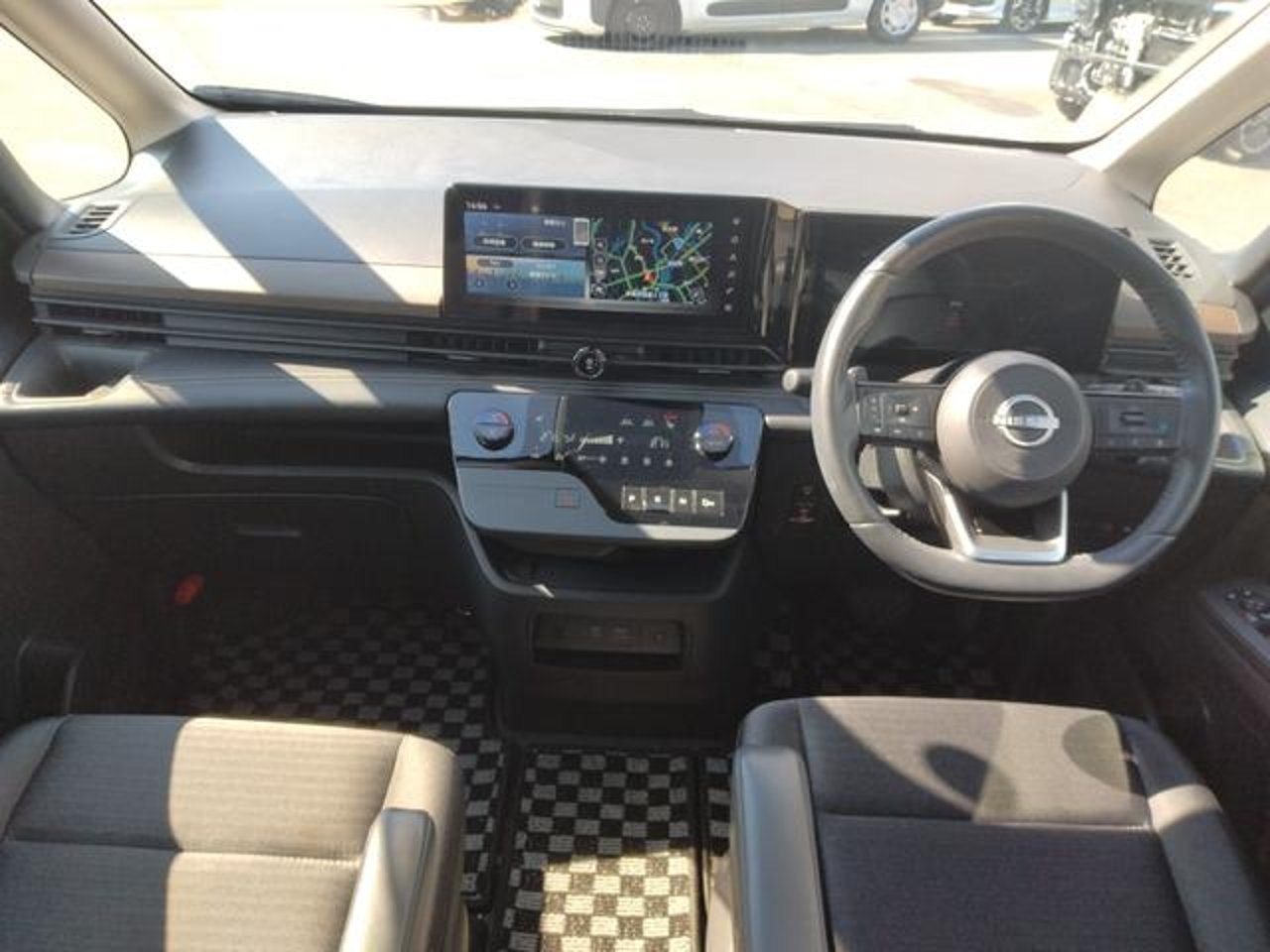 2023 Nissan Serena, photo 2 of 2