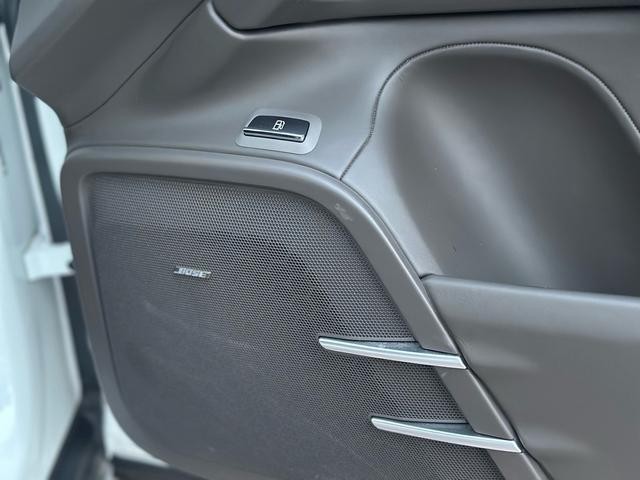 0404225A30261003W00117.jpg