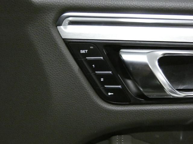 9540272A30261003W00112.jpg
