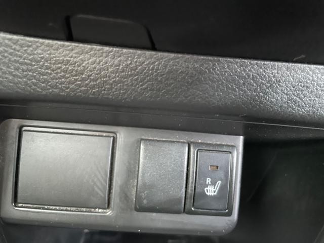 0404352A30260905W00111.jpg