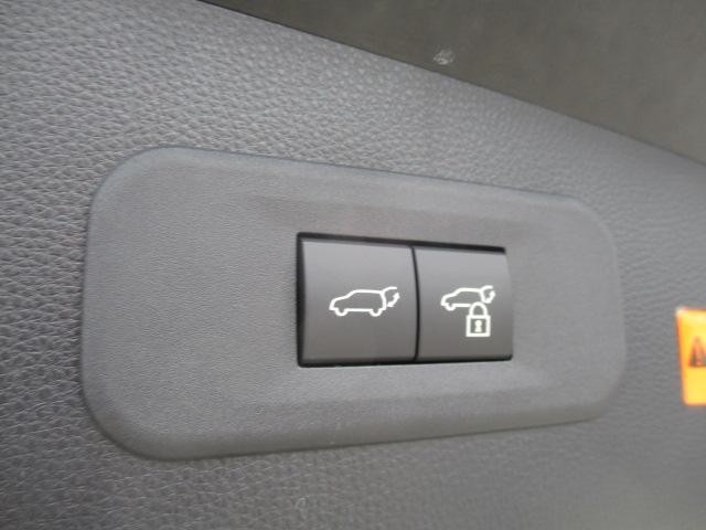 0610025A30260822W00119.jpg