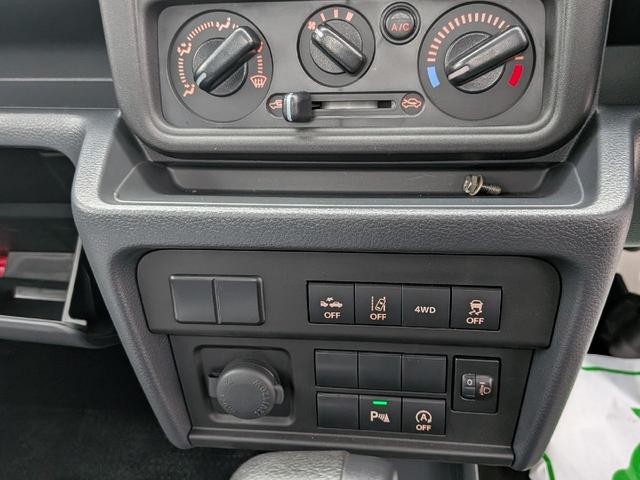 0561037A30260920W00204.jpg