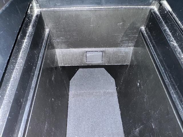 0560617A30261003W00217.jpg