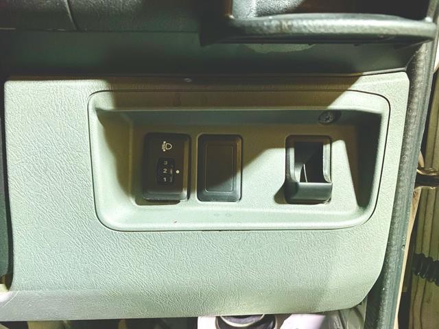 0500411A30261005W00115.jpg