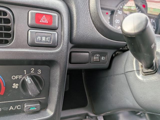 0561037A30260902W00105.jpg