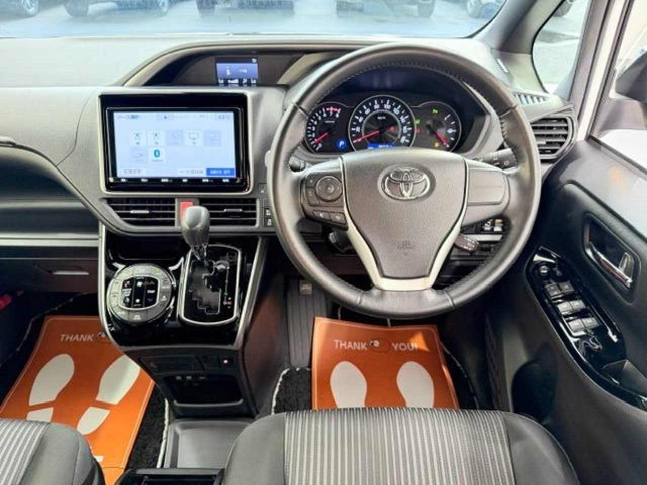 2020 Toyota Voxy, photo 2 of 3