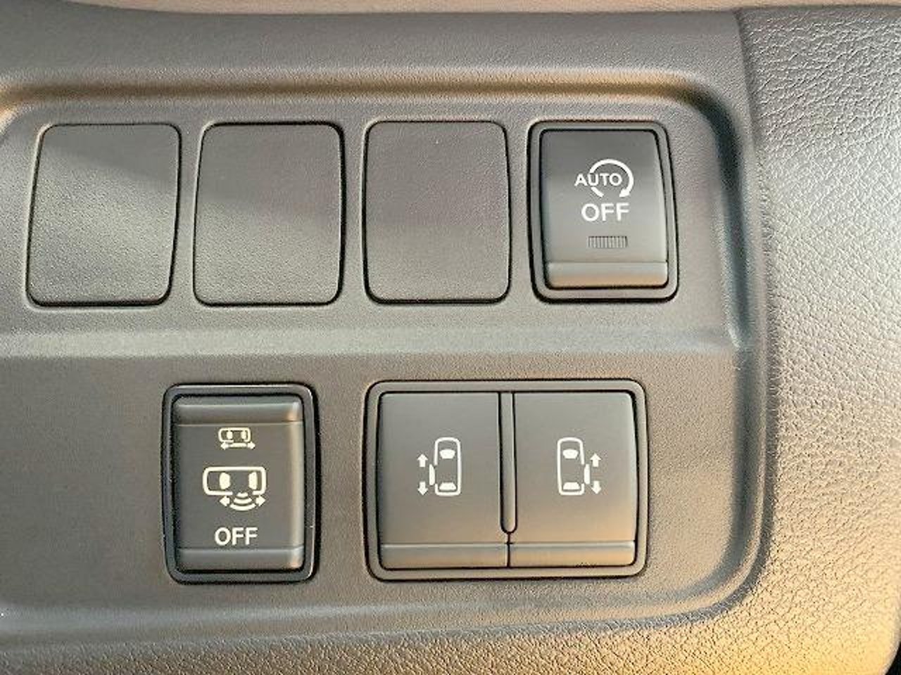 2021 Nissan Serena, photo 2 of 2