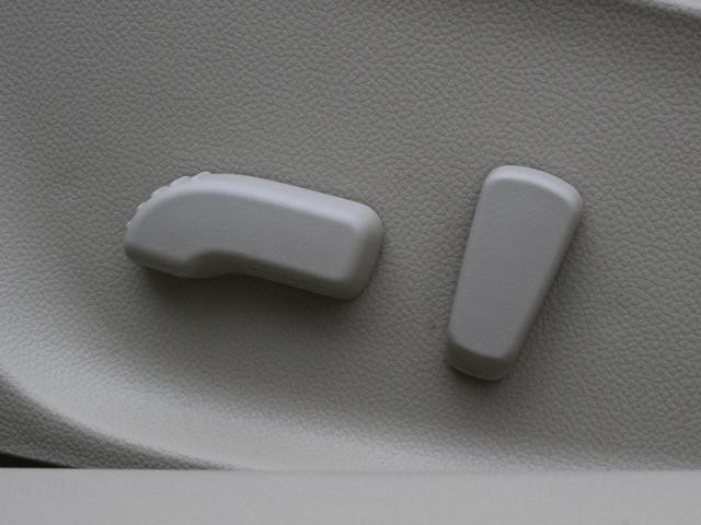0561141A30260912W00105.jpg