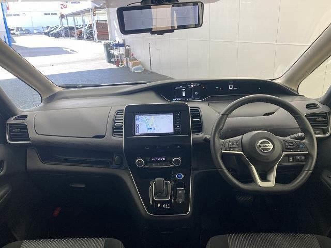 2022 Nissan Serena, photo 2 of 2
