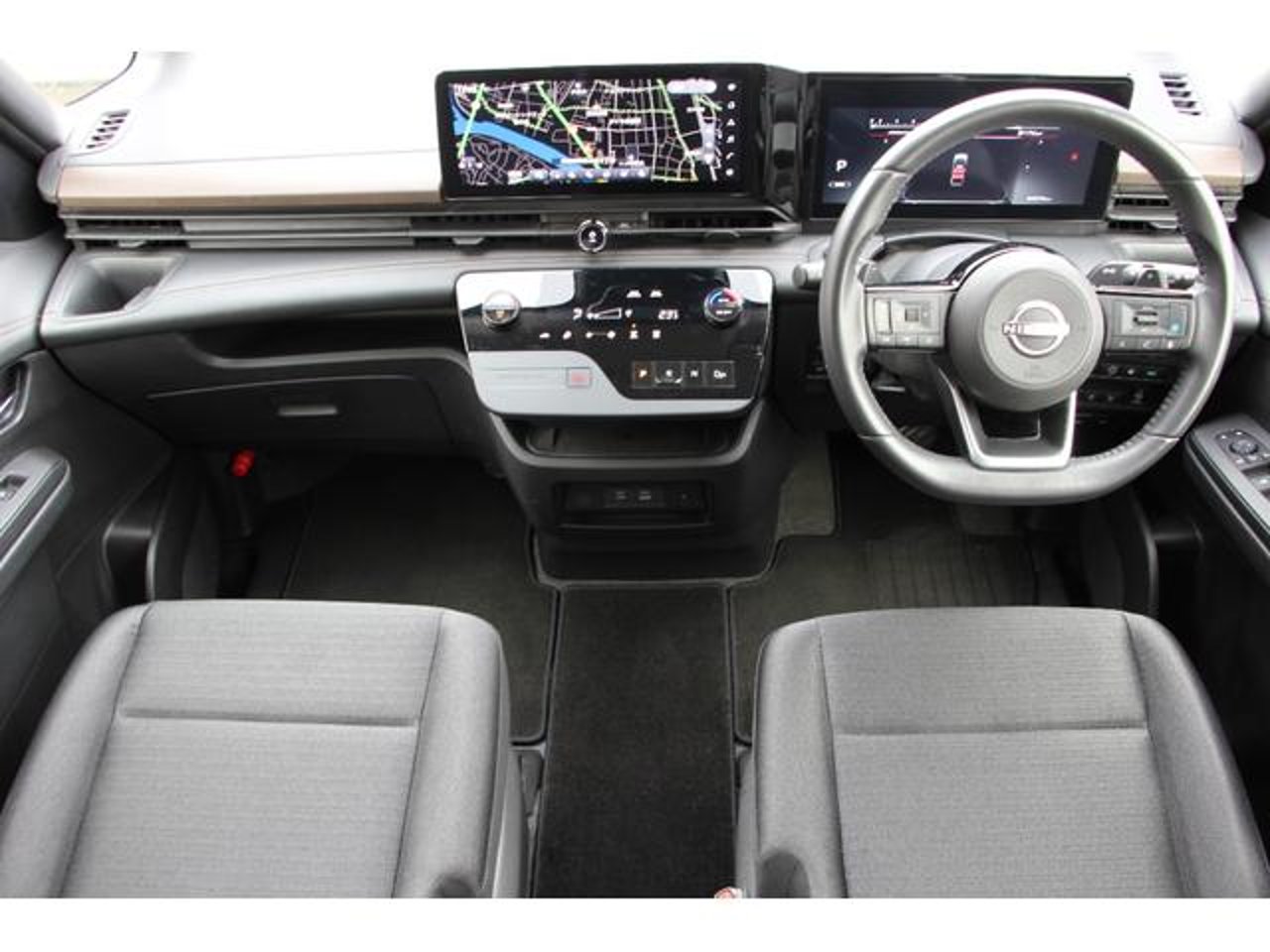 2023 Nissan Serena, photo 2 of 2