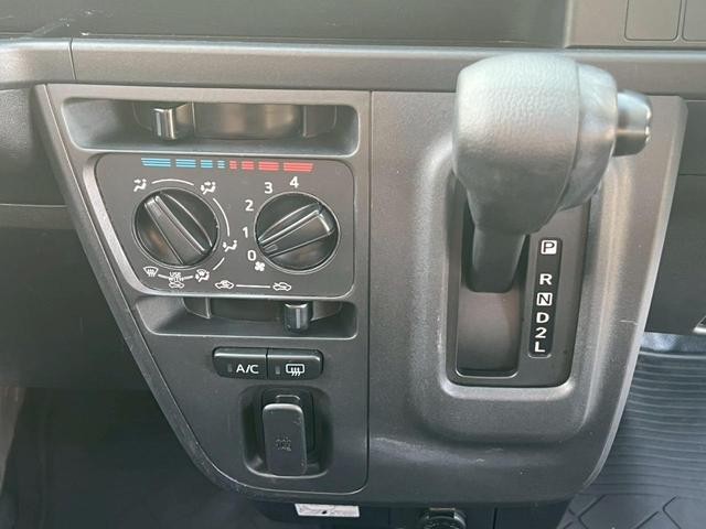 1000946A30260709W00111.jpg