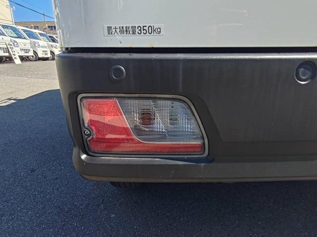 0700718A30261003W00113.jpg