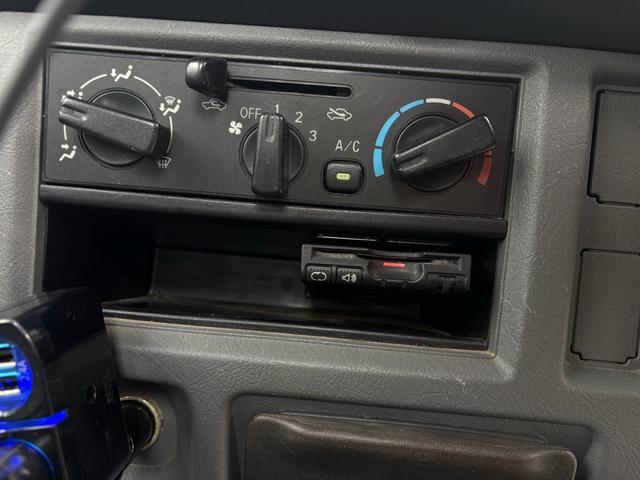 9510028A30260706W00117.jpg