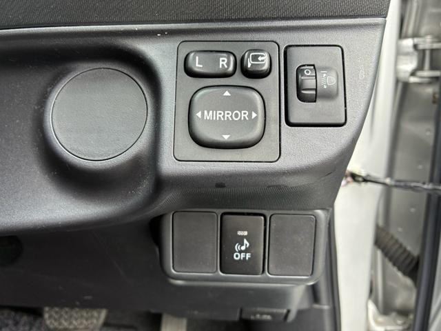 0404372A30260831W00115.jpg