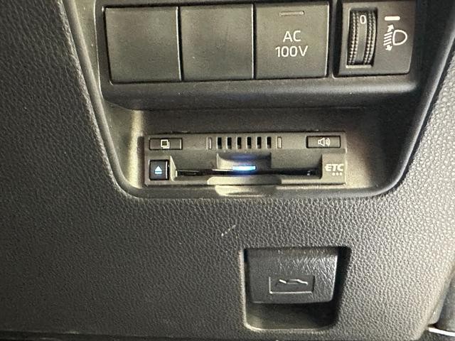0509824A30261012W00104.jpg
