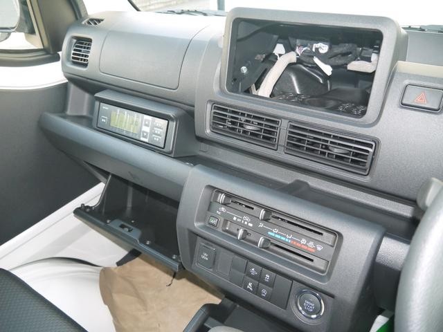 0700285A30260731W00117.jpg