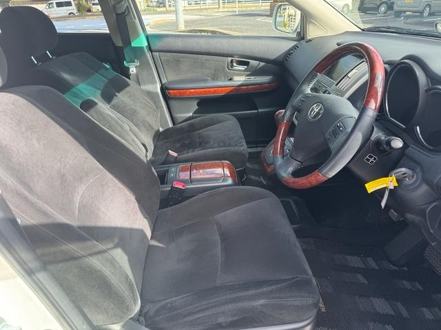 1000942A30260920W00214.jpg