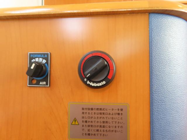 0403790A30260619W00207.jpg