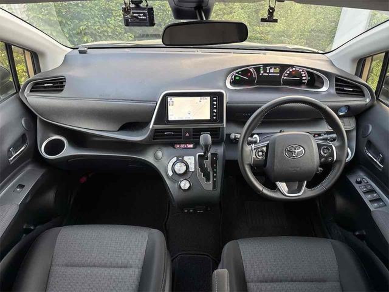 2022 Toyota Sienta, photo 2 of 2