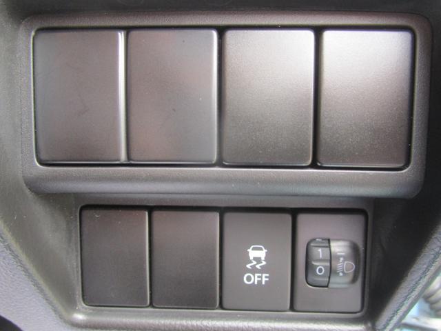 9031065A30260609W00118.jpg