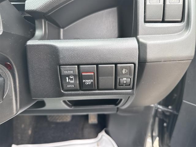 0501637A30260927W00217.jpg