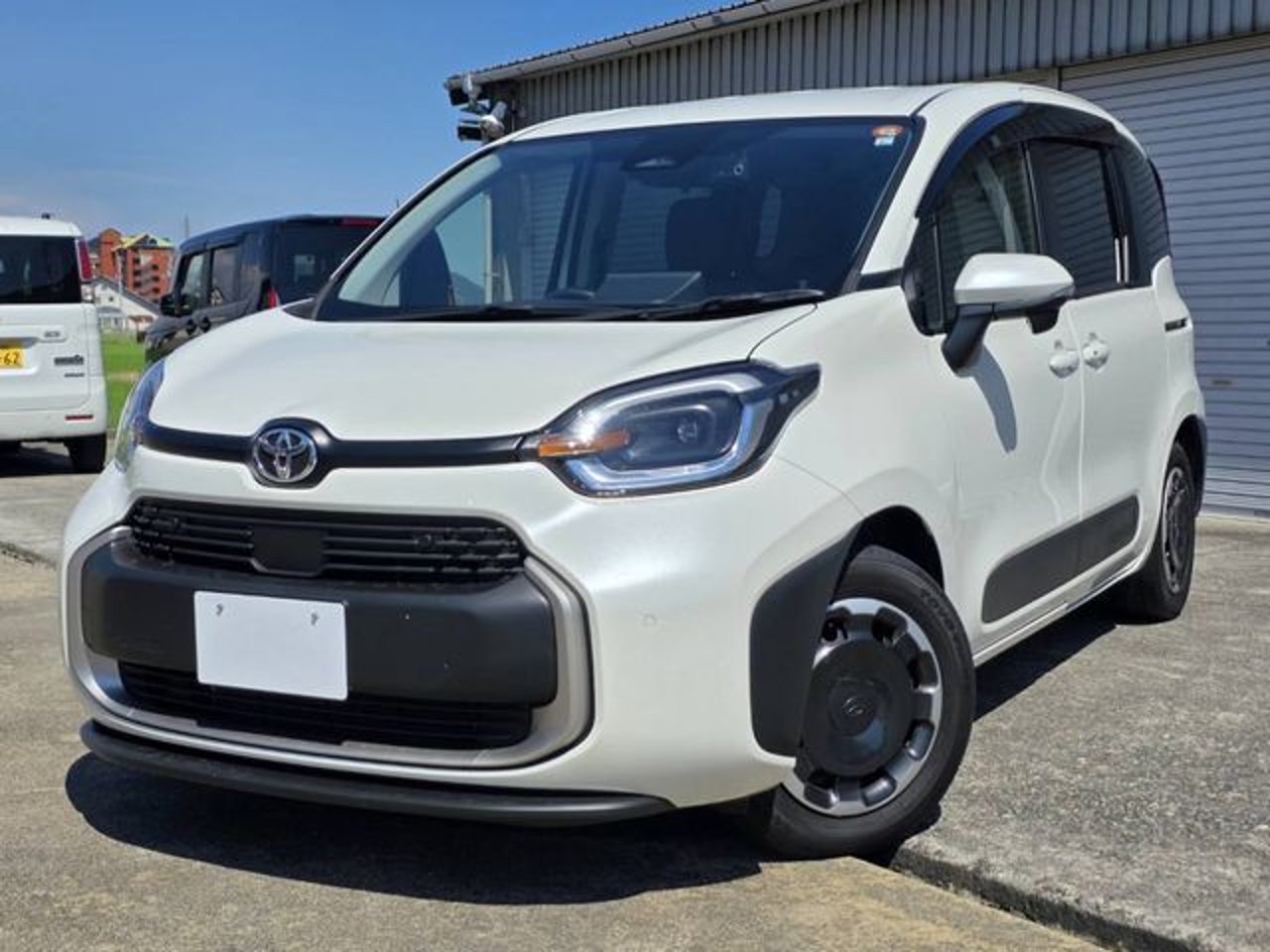 2023 Toyota Sienta, photo 1 of 1