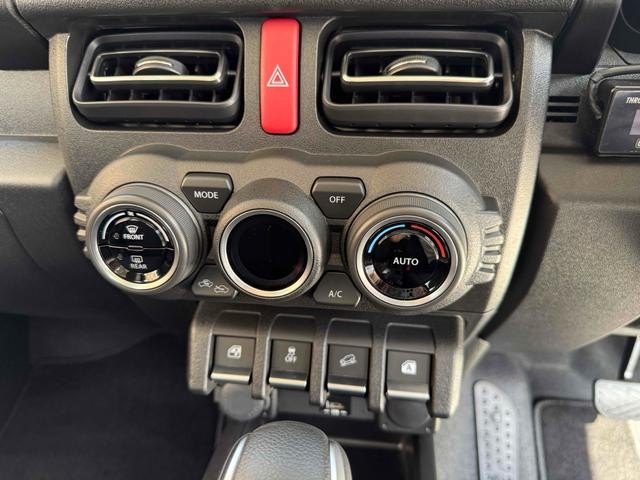 0520372A30261009W00113.jpg