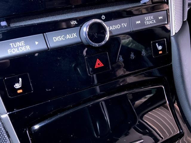 0504839A30261022W00219.jpg