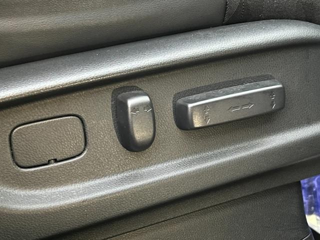 0551630A30261029W00216.jpg