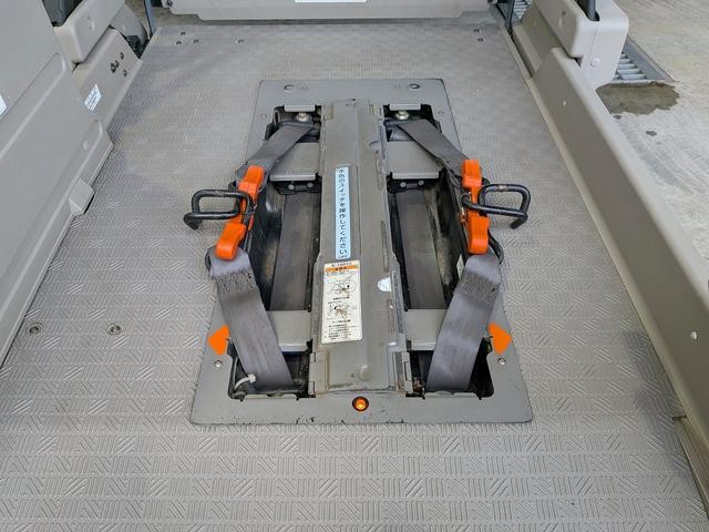 0904267A30260906W00215.jpg