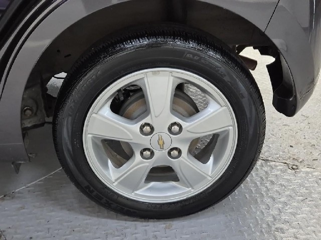 6101000696R20.jpg