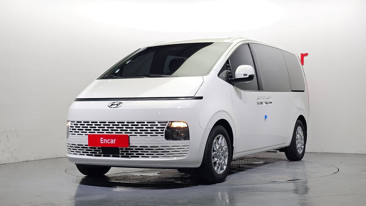 2023 Hyundai Staria, photo 1 of 1