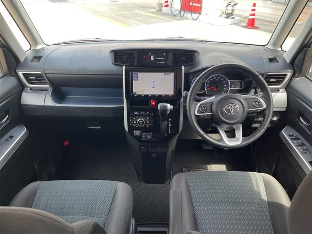 2022 Toyota Roomy, photo 2 of 4