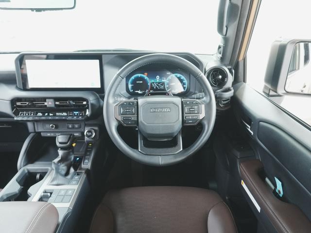 0561237A30260616W00313.jpg