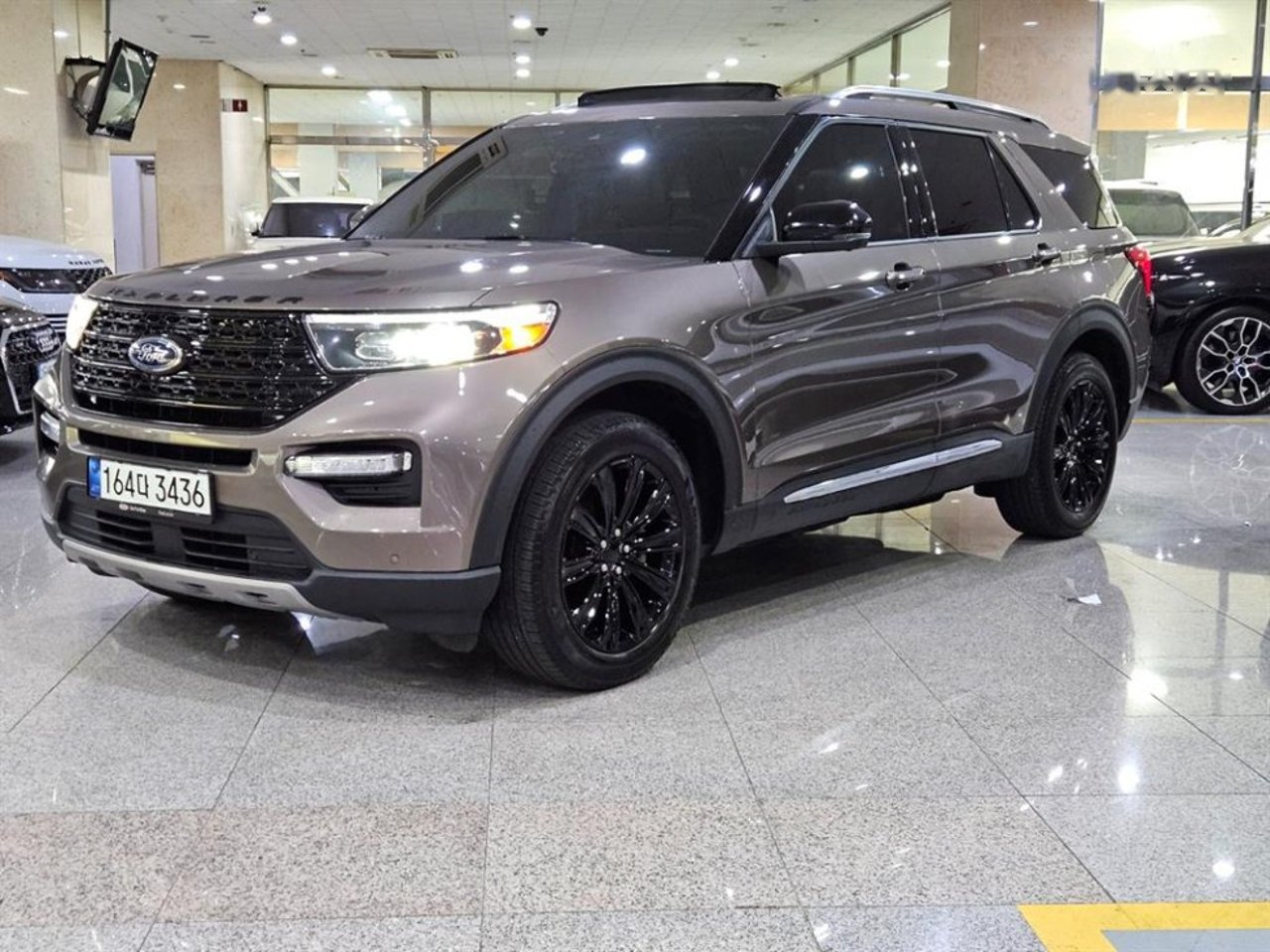 2021 Ford Explorer, photo 1 of 1