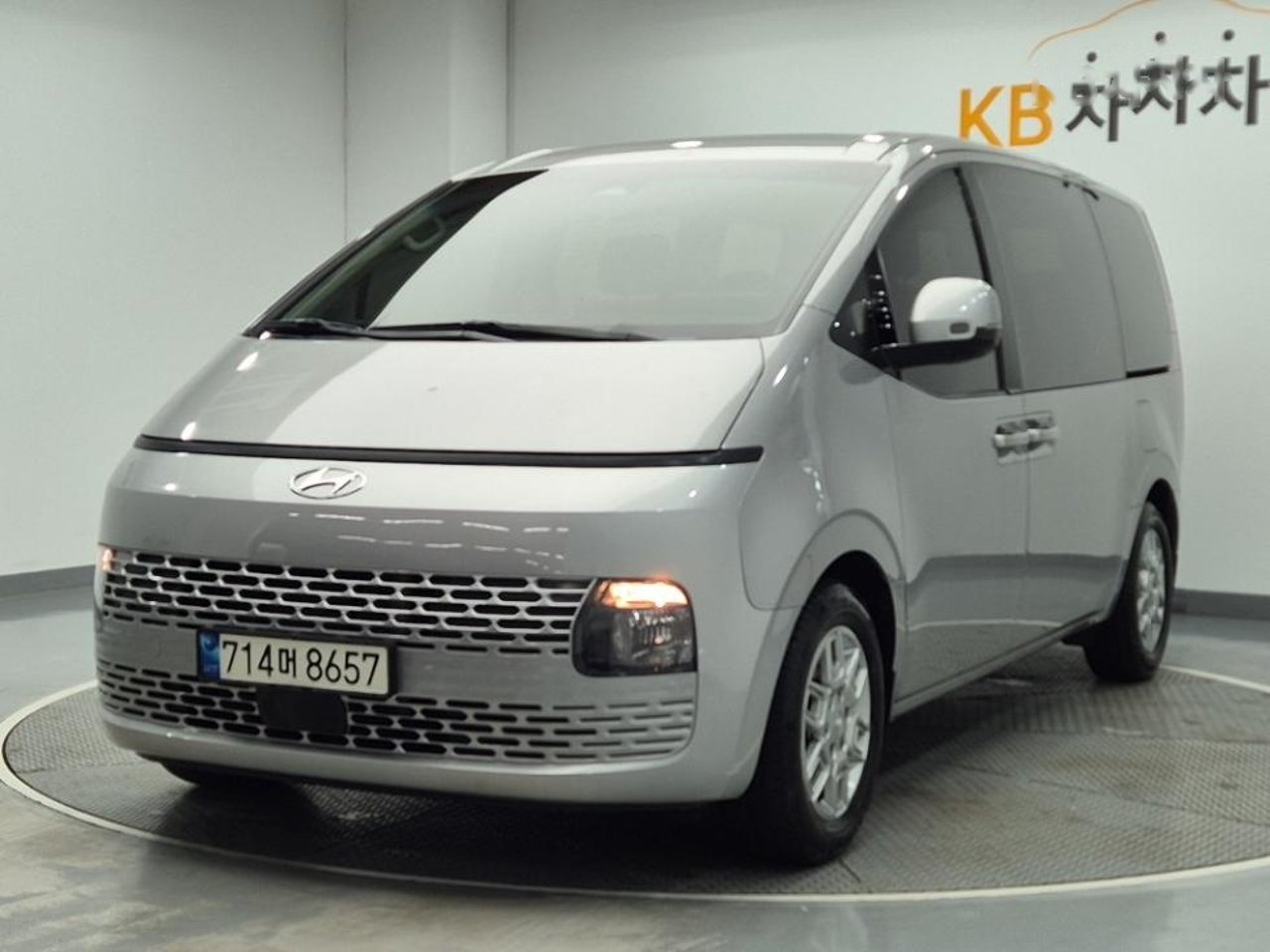 2022 Hyundai Staria, photo 1 of 1