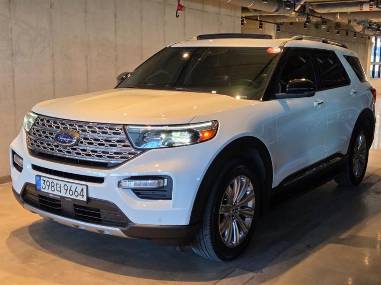 2020 Ford Explorer, photo 1 of 1
